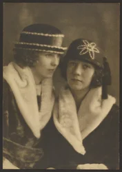 [Portrait de deux femmes portant des chapeaux à passepoil blanc]