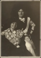 [Portrait de deux femmes en tenues ornées]