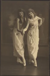 [Portrait de deux jeunes femmes en robes assorties]