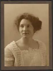 Portrait d’une femme avec un corsage plissé