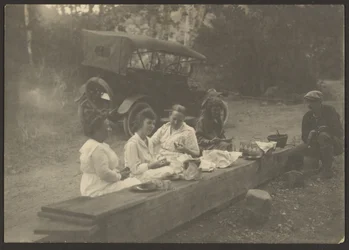 [Scène de pique-nique au bord de la route]