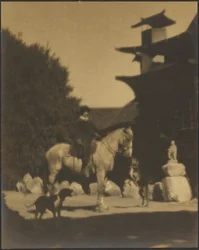 [Ruth Comfort Mitchell devant sa maison, la Yung See San Fong House, à Los Gatos]