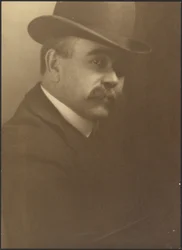 [Autoportrait au chapeau melon]