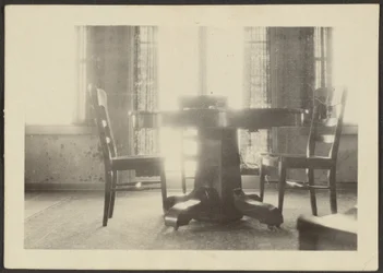 [Table et chaises]