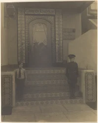 [Deux garçons devant le studio de Fleckenstein à Long Beach, CA]