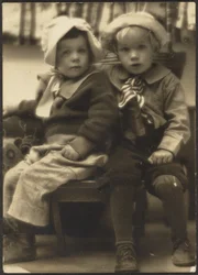 Deux enfants partageant une chaise
