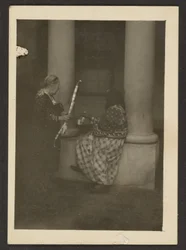 [Deux figures près des colonnes]
