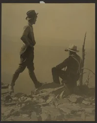 [Deux hommes regardant au loin (peut-être le pic Old Baldy)]