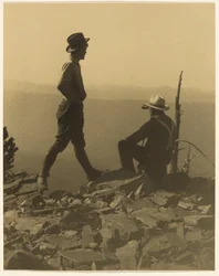 Deux hommes regardant au loin (peut-être Old Baldy Peak)