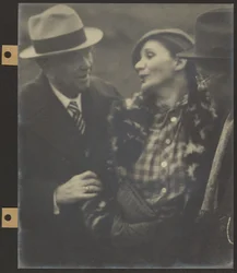 [Deux hommes et une femme en train de discuter]