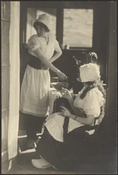 [Deux femmes habillées en costumes hollandais]
