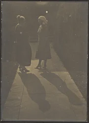 [Deux femmes et des ombres]