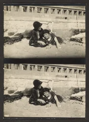 [Deux femmes sur la plage, re-photographiées]