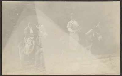 [Deux femmes sur des mules]