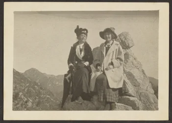 [Deux femmes sur un rocher]