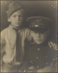 [Deux jeunes garçons déguisés en soldats]