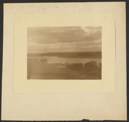 [Bâtiments au bord de l