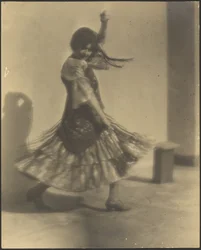 [Femme dansant en costume espagnol]