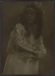 [Femme habillée en Amérindienne]