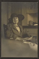 [Femme tenant une lettre]