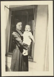 [Femme tenant un bébé souriant]