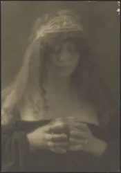 [Femme tenant un vase]