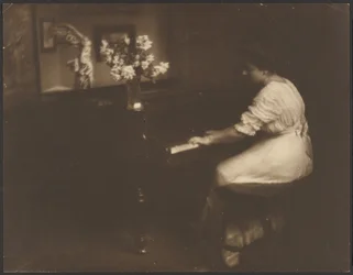 [Une femme jouant du piano]