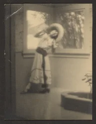 [Femme posant en tenue mexicaine]