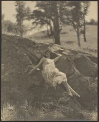 [Femme allongée sur un rocher]