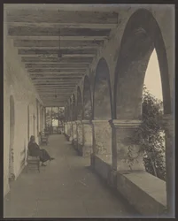Femme assise dans le couloir de la mission