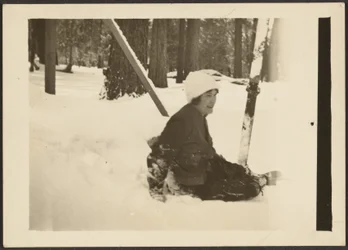 [Femme assise dans la neige]