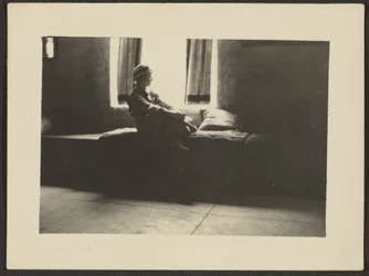 [Femme assise à la fenêtre]