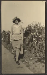 [Femme marchant le long d