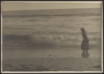 Femme marchant dans les vagues sur la plage