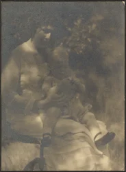 [Femme et enfant assis dans un jardin]