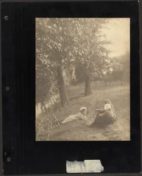 Femme et filles dans un pré