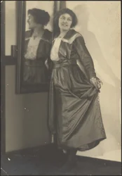 [Une femme et son reflet]