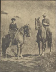 [Une femme et un homme à cheval]