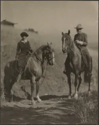[Femme et homme à cheval]