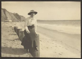 [Femme à la plage]