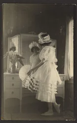 [Femme au miroir avec un éventail]