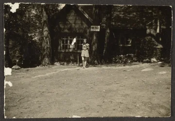 [Femme devant la cabine]
