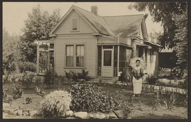 [Femme dans un jardin]