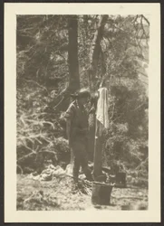 [Femme avec des seaux dans les bois]