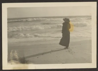 [Femme sur la plage]