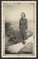 [Femme sur une colline]