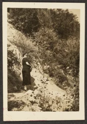 [Femme sur la colline]
