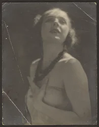 [Femme avec un collier de perles]