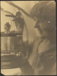 [Femme avec cage à oiseaux]