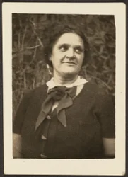 [Femme avec cravate]